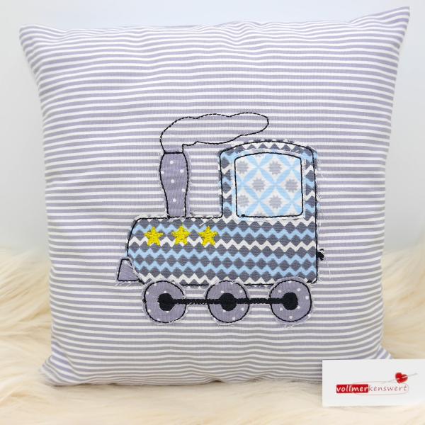 kleines Kissen 20x20 cm mit Lok als Doodle-Applikation -mit Wunschname- bestickt